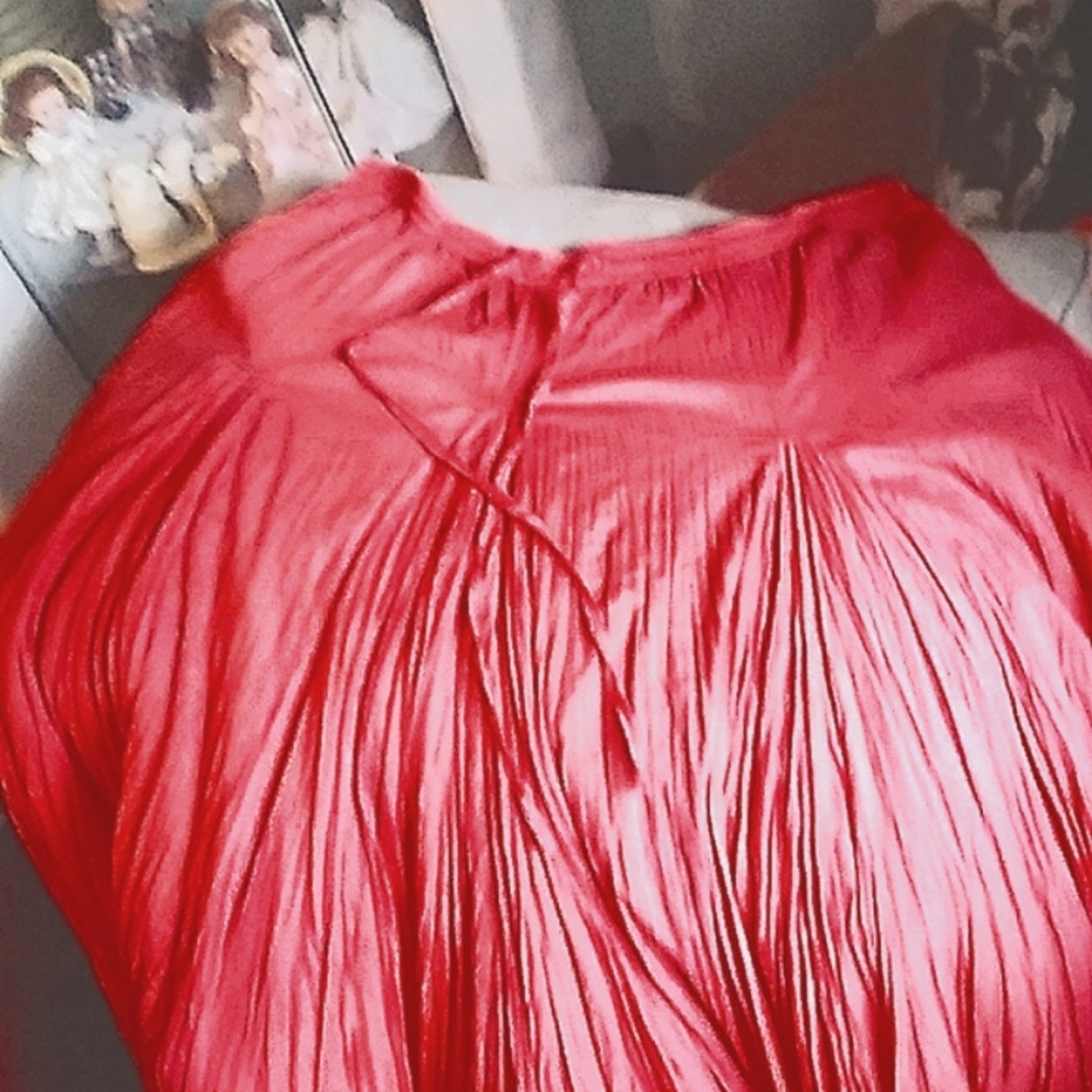 Awesome very full coral/orange skirt !